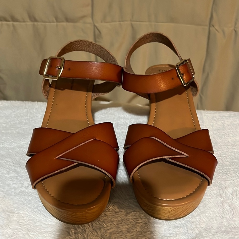 Time and Tru Brown Memory Foam women’s wedge shoe